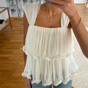 Volang topp - Säljer min super söta topp från Lojsan Wallin X Nakd kollektion, helt utsåld 🥰Har inte kommit till användning så det är nyskick på toppen 💕