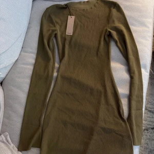 Olivgrön klänning a-dsgn - Söt klänning från A-dsgn som tyvärr var för liten, oanvänd med prislappen kvar 