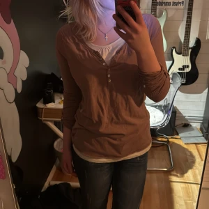 Brun långärmad topp från Mexx - Säljer denna jättefina  långärmad topp från Mexx! Har sällan används ägg är i bra skick. Storlek L men jag anser att den passar med som en M. Säljer då den inte kommer till användning. Skriv om ni har frågor:)