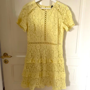 Gul klänning - Vacker gul klänning från H&M i spets och volanger, påminner om By Malina’s populära design. Underbar till sommar och fest! 