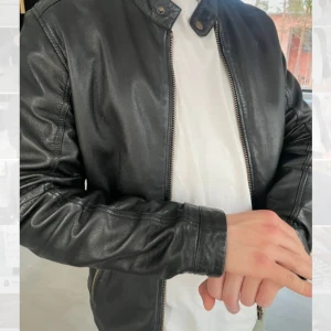 Skinnjacka från Human scales  - Använd en eller två gånger endast, har suttit i garderoben annars. Äkta läder! Ordinarie pris:2999