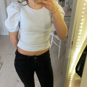 Ljusblå topp med puffärmar från H&M - Säljer en söt ljusblå topp från H&M med puffärmar. Använd en gång, säljer för att jag inte tycker att färgen passar mig 💓