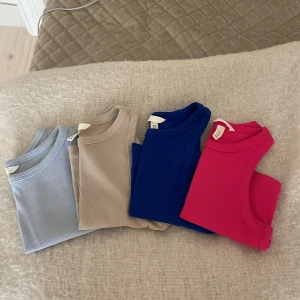 4-pack ribbad topp från H&M - 4 stycken ribbade linnetoppar från H&M. Alla förutom den ljusblåa är xs och den ljusblåa är s. Säljer alla 4 för 350kr och 1 för 100kr. Använda enstaka gånger. 💓Skriv för fler bilder på de andra färgerna🫶🏼
