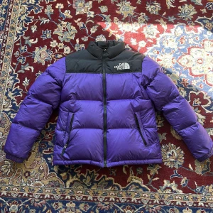 The North Face vinterjacka  - Säljer min lila TNF jacka. Väldigt bra kvalité. Varm och skön i kalla tider. Nåt litet märke på baksidan (se bild), inget man märker av💜Skulle säga att det är Storlek S💜💜 PRIS KAN DISKUTERAS 