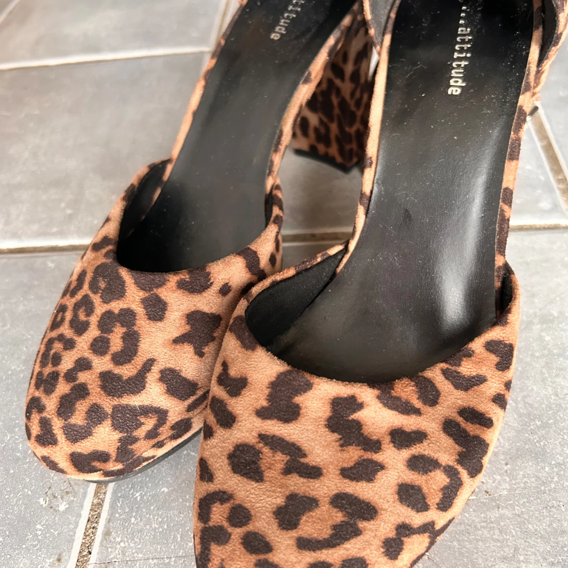 Snygga klackskor i leopardmönster! - 1