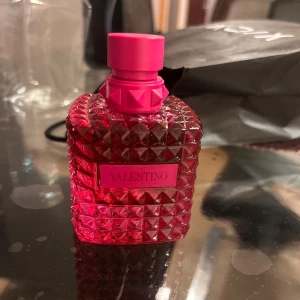Valentino Born in Roma pink pp - Säljer min helt nya valentino parfym i 80 ml helt ny , ny pris 1800