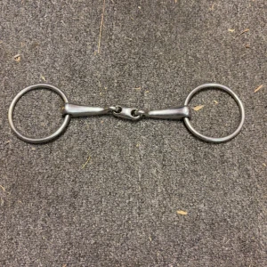 Metallbett för ridning - Säljer ett metallbett för ridning. Bettet har en enkel design med två ringar och en ledad mittdel. Perfekt för hästutrustning och ridning. Storlek 14