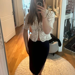 Mörkblå kjol Ralph Lauren -  Kjolen har en figurnära passform och når till knäna, vilket ger en stilren och sofistikerad look.