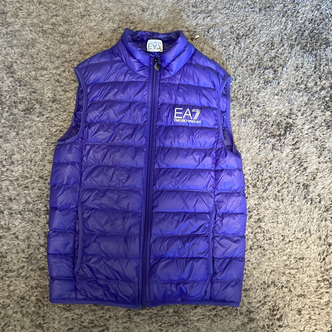 Lila dunväst från EA7