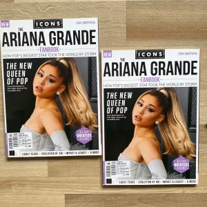 Ariana Grande Fanbook - Säljer en 100% inofficiell fanbok om Ariana Grande. Boken täcker hennes tidiga år, karriärens utveckling och påverkan. Innehåller bilder och artiklar om hennes största album och prestationer. Perfekt för fans som vill veta mer om popens nya drottning. Den är helt oanvänd och som ni kan se har jag 2 kopior. Erbjuder billigare pris om man köper båda :) priset går självklart att diskutera, bara agg höra av sig. Ursprungs pris 129 kr men nu bara 49 kr🫶🏻