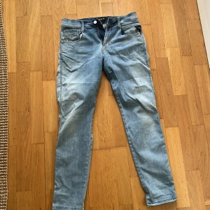 Blå jeans från Replay - Säljer ett par snygga blå jeans från Replay, modell Anbass. I gott skick. Pris kan diskuteras. Bara att meddela vid funderingar. 