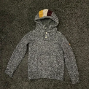 Stickad superdry hoodie  - Riktigt fet och extremt varm stickad hoodie från superdry. Storlek S 
