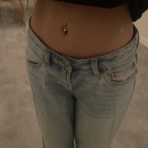 Icon 157 Ljusblå Lowrise jeans - Säljer ett par ljusblå jeans från 157 i modellen Icon. De har en klassisk femficksdesign och är perfekta för en avslappnad stil. Jeansen har en bekväm passform och är tillverkade i ett slitstarkt material.