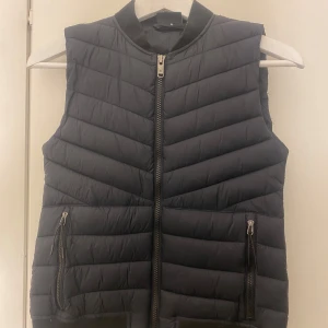 Mörkblå väst  - Snygg mörkblå väst från Everest i storlek 32. Säljer den pågrund av att den inte kommer till användning💕