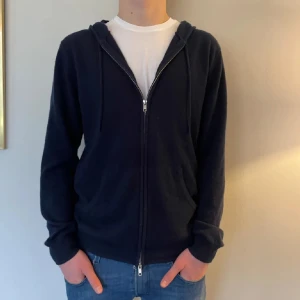 John henric kashmir hoodie - Riktigt skön kashmirhoodie från John henric, använt o tvättat varsamt, fint skick! Storlek L men sitter bra på mig som har M. Cirka 184 o 80kg