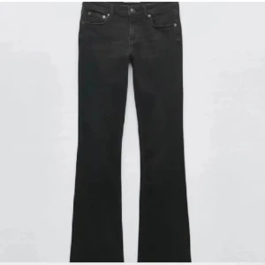 Zara low rise bootcut  - Zara lågmidjade bootcut jeans i strl 34, som är i gott skick! Skriv för fler bilder eller frågor🩷☺️