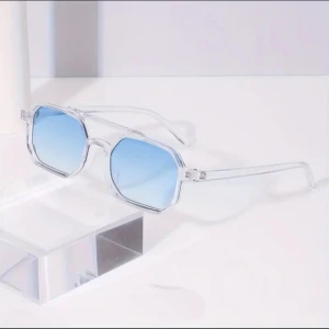 Transparenta solglasögon med färgade linser - Har några stycken över i och med en leverans som blev för mycket! Därför säljer ja dessa helt nya i de färgerna!