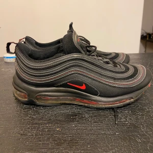 Nike Air Max 97 University black/red - Bra skick överlag, synligt att de är använda. Ingen låda medföljer.