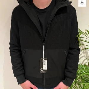 Cardigan herr  - Säljer nu denna snygga cardigan eftersom den inte passar mig längre, skicket är 10 av 10.