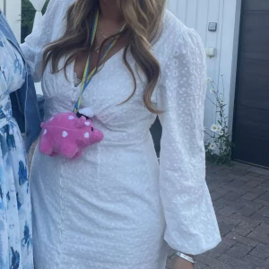 Studentklänning  - Säljer min klänning som jag hade på min studentmottagning. Från vila. Passar storlek M/L.                 Plicks beskrivning: Elegant vit klänning med broderad spets och lång ärm. Klänningen har en v-ringad design och en subtil slits framtill. Perfekt för sommarens festligheter.