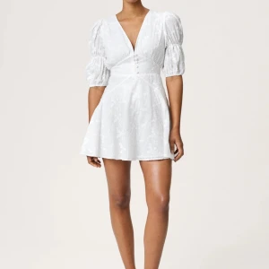 Studentklänning från Adoore - Säljer min älskade studentklänning från Adoore! Var supernöjd med den då den verkligen sitter amazing!! Perfekt för dig som tar studenten i år🕺Storlek 36