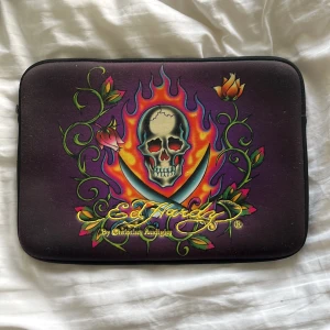 Ed hardy laptop fodral - ~ 30 X 40 cm. Använt skick. 