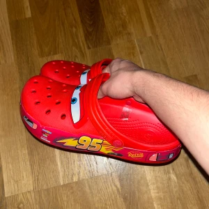 Lightning mcqueen crocs - Helt nya, kan mötas Stockholm eller fraktas. Jätte sköna. Storlek 44.            (Sneakers Jordans crocs Yeezy slide adidas lightning McQueen)
