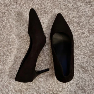 Svarta klackar - Säljer ett par svarta klackar som köptes på Plick men var för stora för mig. De var köpta i nyskick och har inte använts av mig heller. Klacken är 7cm. Vet ej vart de är köpta från början. Köptes för 200kr. Kan diskutera priset vid intresse.
