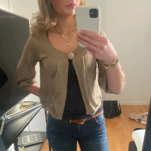 Guldig bolero - Säljer min jättefina stickade guldbolero som inte längre kommer till användning 💕