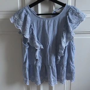 Blus - Randig blus från H&M köpt förra sommarn. Defekt förekommer (bild 4), därav priset. Tryck gärna på köp nu 💛