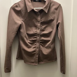 Långärmad topp  - Beige/brun långärmade topp i storlek S. Använd fåtal gånger men i superbra skick. Sitter tajt och den är stretchig 