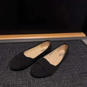 Svarta ballerinaskor från Clou - Svarta ballerinaskor med supergulliga, diskreta detaljer. Endast använda under ett tillfälle. Storlek 39. 