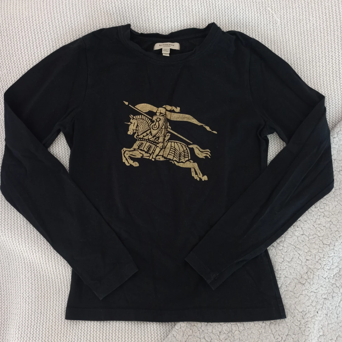 Tröja med guldigt tryck