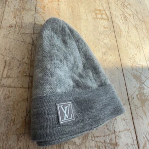 Grå L mössa - Snygg mössa till kalla dagar men även till feta sommar outfits🔥 