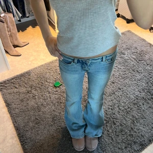 Blå bootcut jeans ljusblåa  - Ljusblåa lågmidjade jeans bootcut , Aldrig använda , mått 76cm innerben , midja rakt över 36cm , stretchiga jag är 168 cm