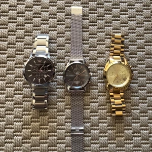 Klockor från Hugo boss, emporio Armani, Michael kors - Helt nya klockor från olika märken, obs klockorna har stannat men går att byta batteri 🔋 Annars väldigt stilrena klockor 🕰️kom med prisförslag.