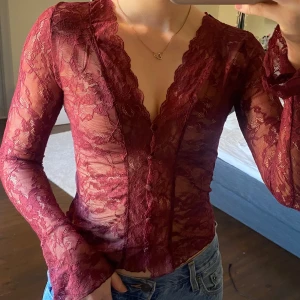 Röd spets topp från Gina Tricot - Slutsåld vinröd spets topp från Gina Tricot. Köpt från Vinted men använd fåtal gånger, som ny!🙌🏼