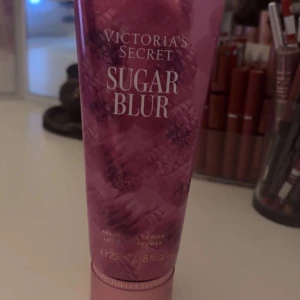 Victoria's Secret Sugar Blur Lotion - En doftande lotion från Victoria's Secret med namnet Sugar Blur. Förpackningen är i en rosa ton med ett mönster av bär. Innehåller 236 ml av produkten.