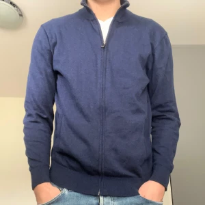 Mörkblå kofta från emidio tucci med dragkedja - Snygg mörkblå kofta med dragkedja, Perfekt till våren. Använd Max 15 Gånger