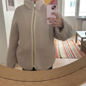 Teddy jacka  - Jacka från H&M, bra skick men fläck på armen (går säkert bort med fläckborttagningsmedel)