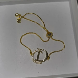 Elegant guldfärgad armband - Helt oanvänd, köpt utomlands. Materialet är jag inte säker på.  • Låda medföljer ej, dock paketeras smyckena säkert för leverans