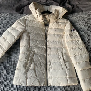 Tommy Hildiger Dunjacka - Bra skick, några få make-up fläckar men går lätt att få ut