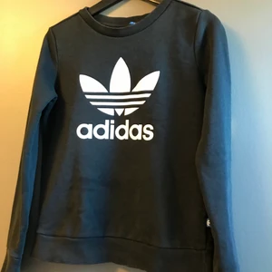 Adidas tröja  - Adidas tröja i storlek enligt bild och skick enligt bilder.