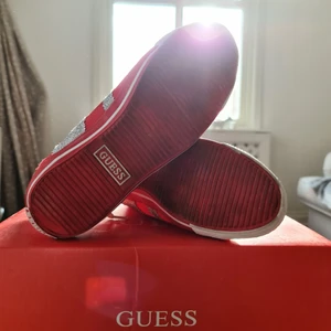 Guess sneakers  - Guess sneakers säljes pga fel stl. Finns inget att anmärka på. Kommer i orginalkartong och tillhörande dustbag 