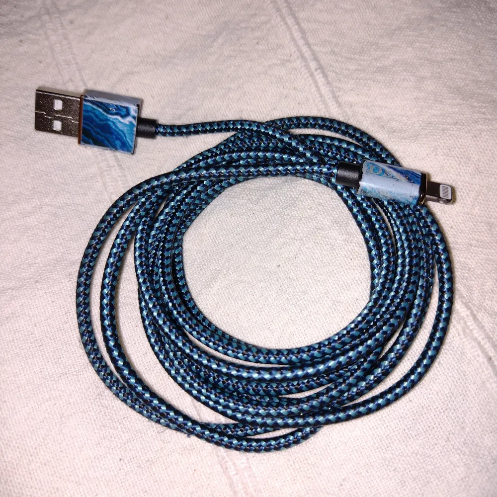 Blue marble 2 meter lång USB-kabel/lightning cable till iPhone, från iDeal of Sweden. Marbletrycket är lite bortskavt. Slitstark nylon runt kabeln. Kan inte funktionstesta den nu men den har funkat fint innan. Kolla bilderna. . Övrigt.