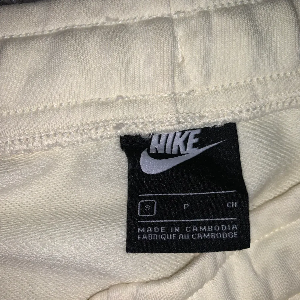 säljer dessa supersnygga mjukisshorts från nike i färgen coconut milk (mot det vita/gula hållet) 😇 lagom korta, korta men inte så att man visar baksidan haha 😛 jättefint skick, endast använda fåtal gånger 👍🏼 . Shorts.