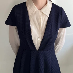 Nly Trend-klänning  - Underbar mörkblå klänning från Nly Trend som jag tyvärr (!) måste sälja då den är något för liten på mig (alltså oanvänd!) Passar utmärkt som sommarklänning och går att kombinera med andra plagg! 💙