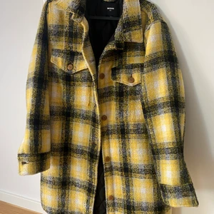 QUILTAD GUL JACKA IFRÅN BIKBOK - Quiltad lite varm fodrad jacka ifrån BIKBOK storlek XS, fint skick då den aldrig kommit till användning.