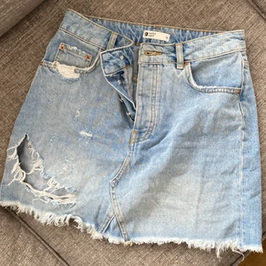 Kjol  - Knappt använd jeanskjol från Gina, storlek 36