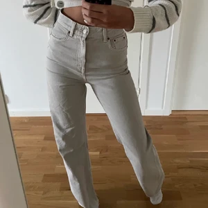 Zara jeans  - Säljer dessa! Lånade bilder! Skriv för egna, det är storlek 36 och knappt använda❤️det är en grå/beige färg på dem